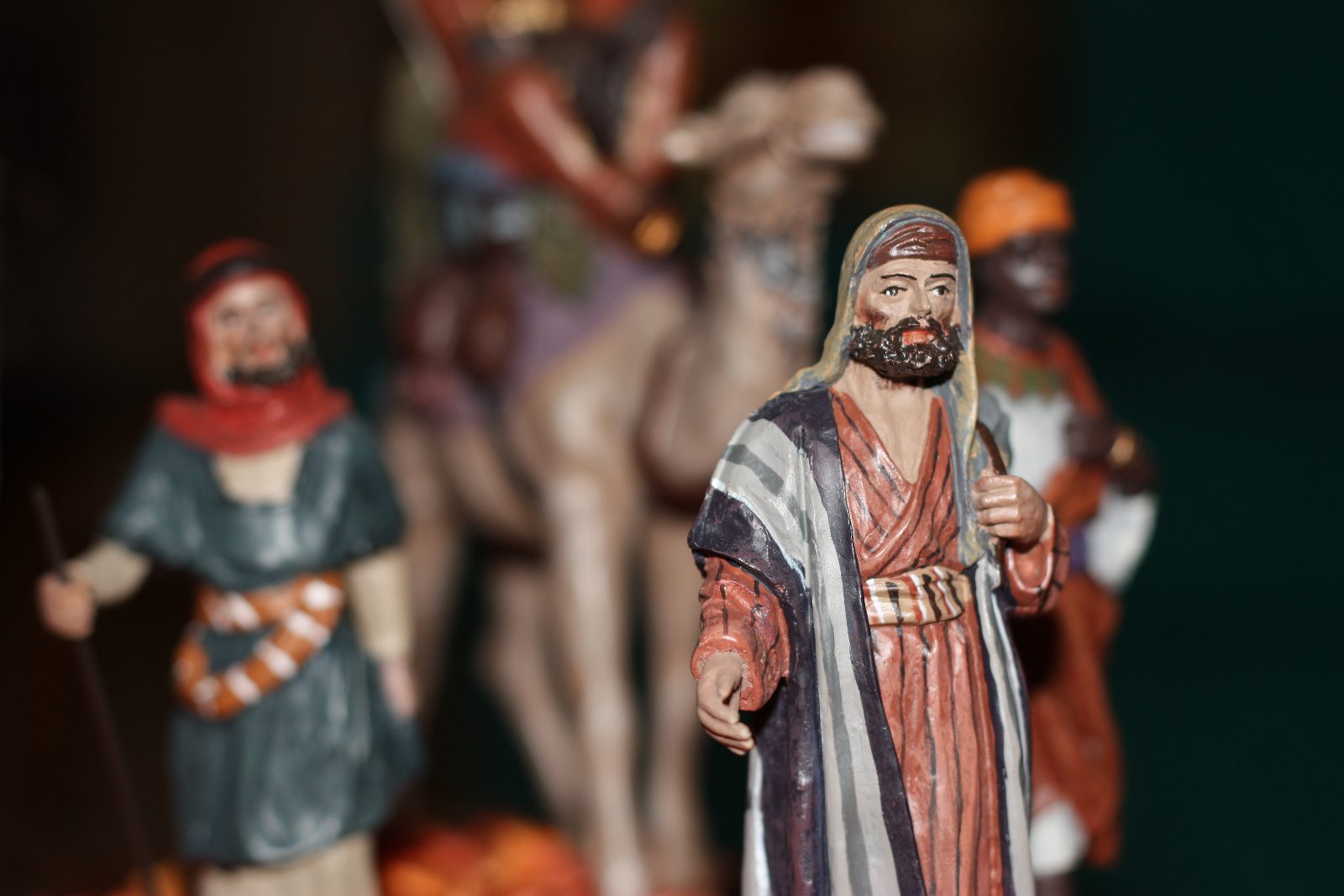La caravane des Rois mages en santons, en chemin vers l'étable de la crèche de Noël
