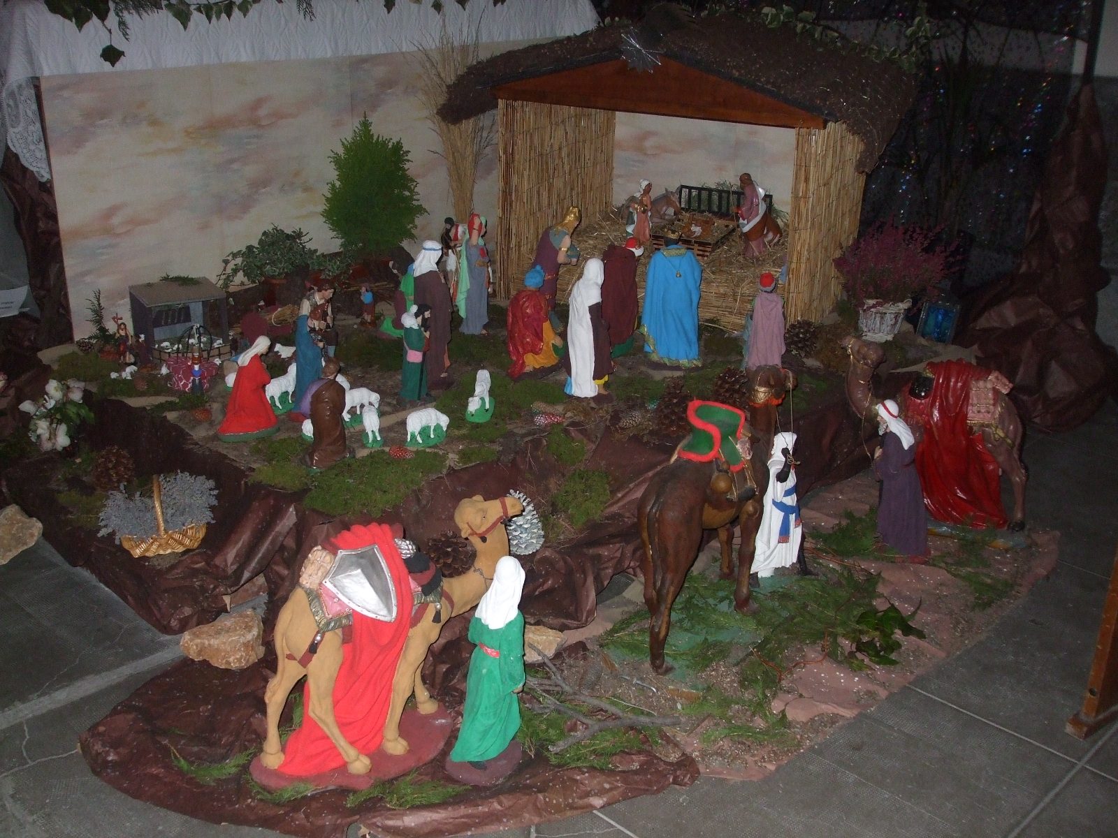 Grande crèche de Noël installée dans l'église du Teil, éclairée dans la pénombre de la nef