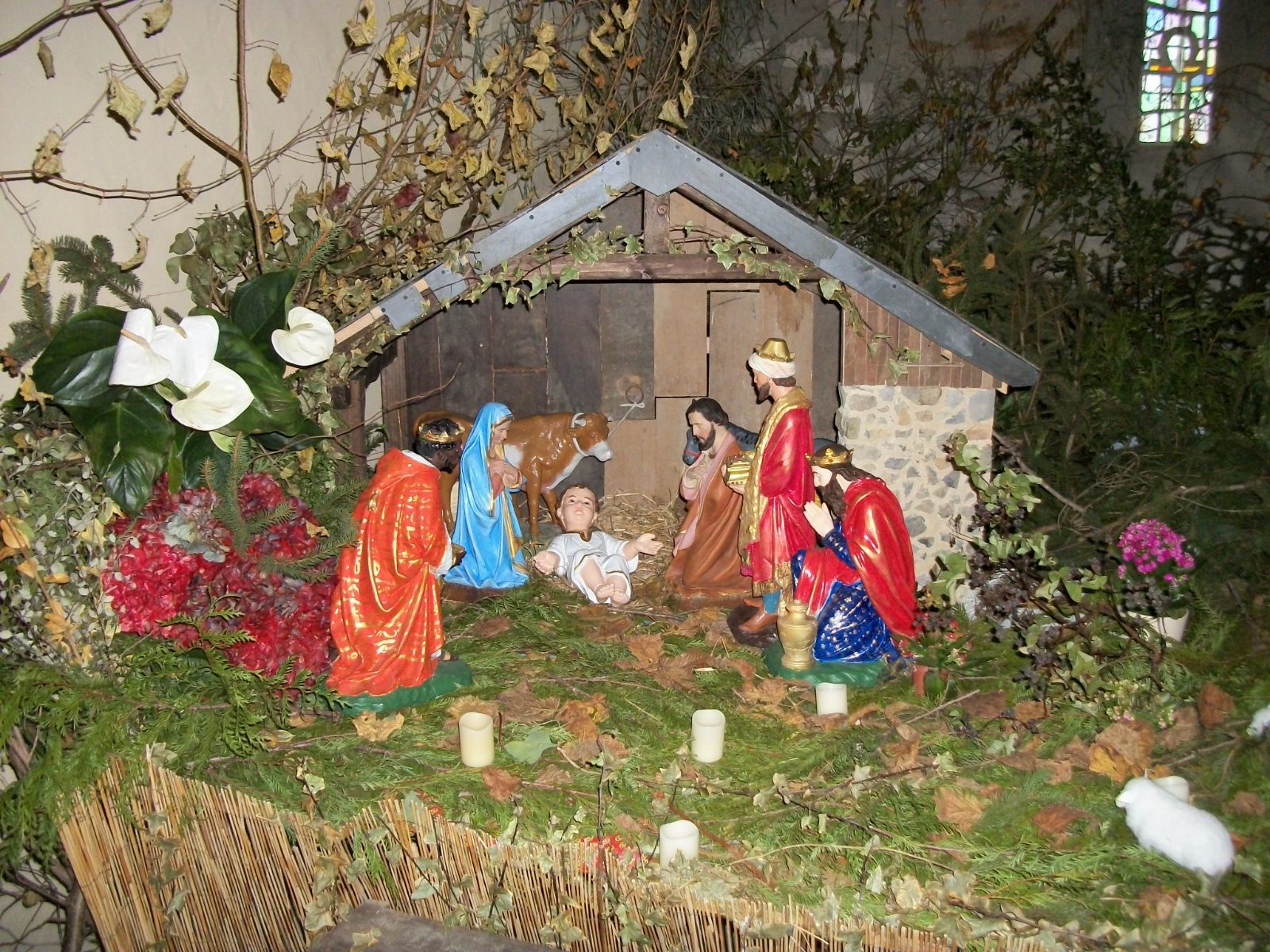 Crèche de Noël simple et lumineuse : étable de bois, Sainte Famille et quelques santons