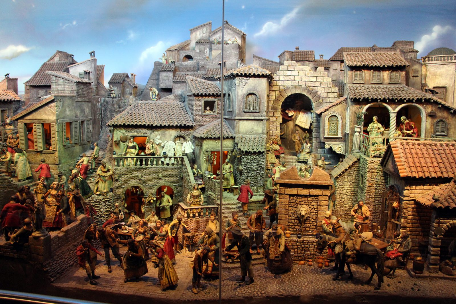 Crèche napolitaine du XVIIIe siècle : ruines antiques, village en étages et figures habillées d'étoffes