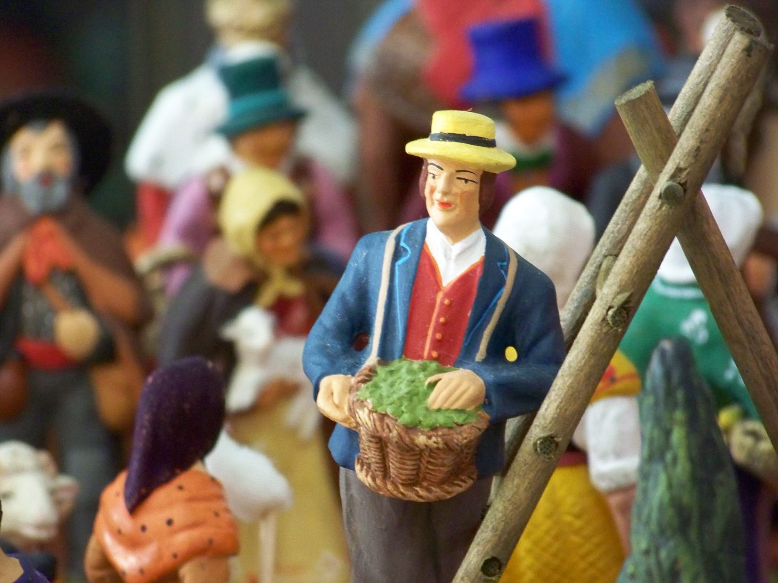 Santon de maraîcher provençal en habit du XIXe siècle, panier de légumes à la main