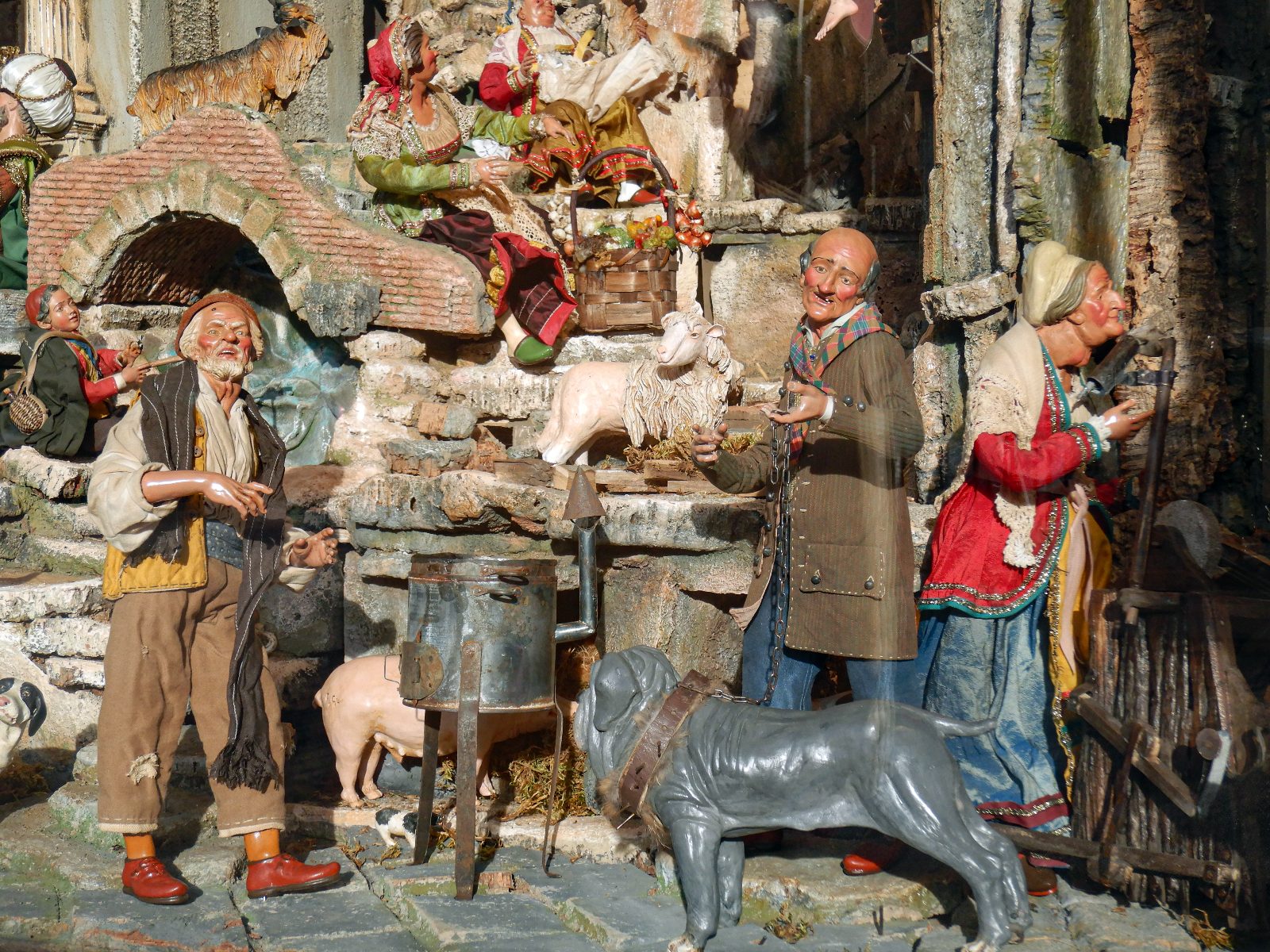 Scène de vie quotidienne dans un presepe napolitain : marchands, animaux et maisons de tuf