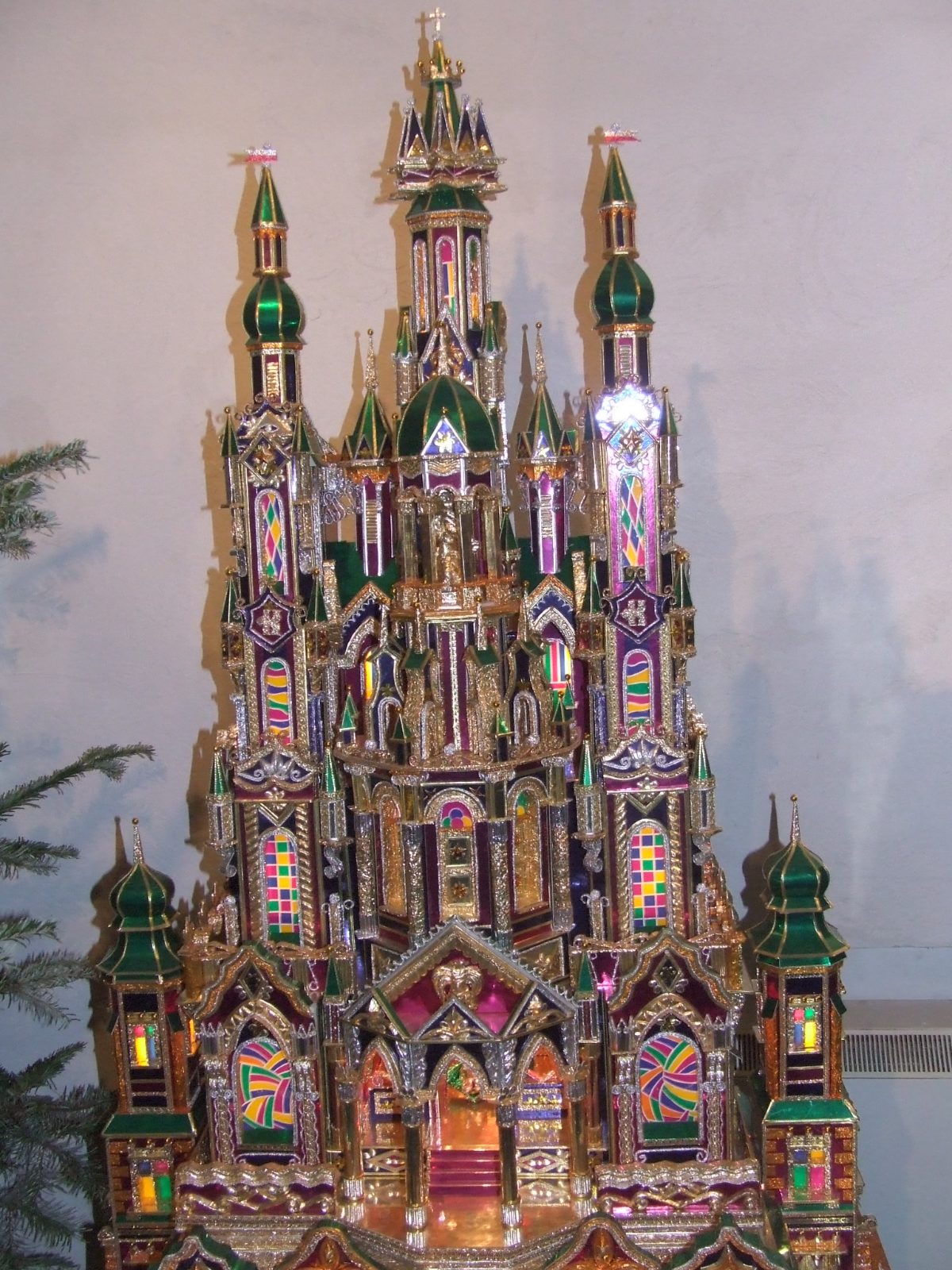 Szopka krakowska : crèche polonaise en forme de cathédrale miniature, dorée et colorée