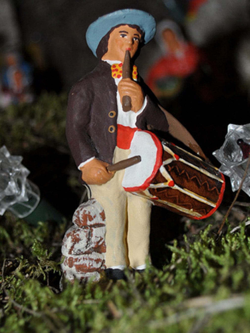 Santon de tambourinaire provençal, galoubet et tambourin, personnage central des pastorales